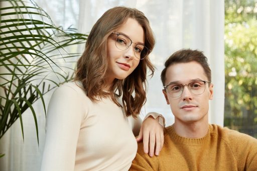 Glasvezel aansluitkastje met meerdere knipperende lampjes in een meterkast