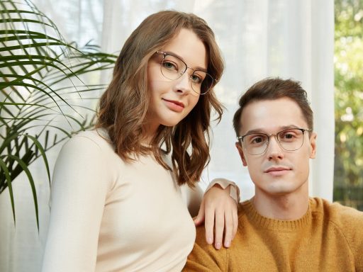 Glasvezel aansluitkastje met meerdere knipperende lampjes in een meterkast