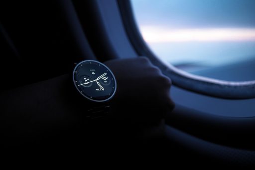 Twee goedkope smartwatches op een pols naast elkaar vergeleken