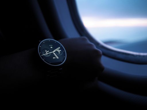 Twee goedkope smartwatches op een pols naast elkaar vergeleken