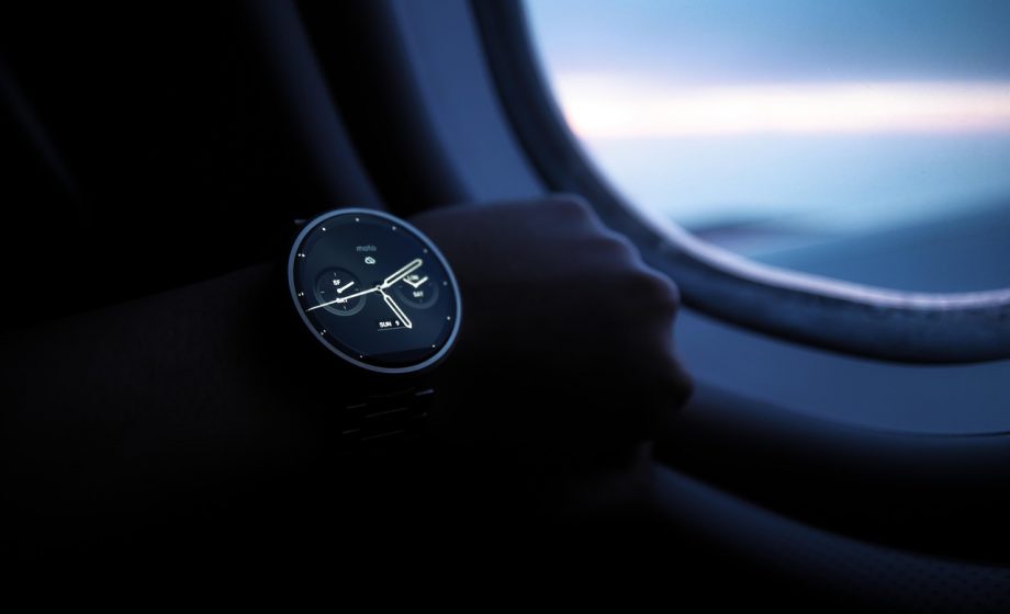 Twee goedkope smartwatches op een pols naast elkaar vergeleken