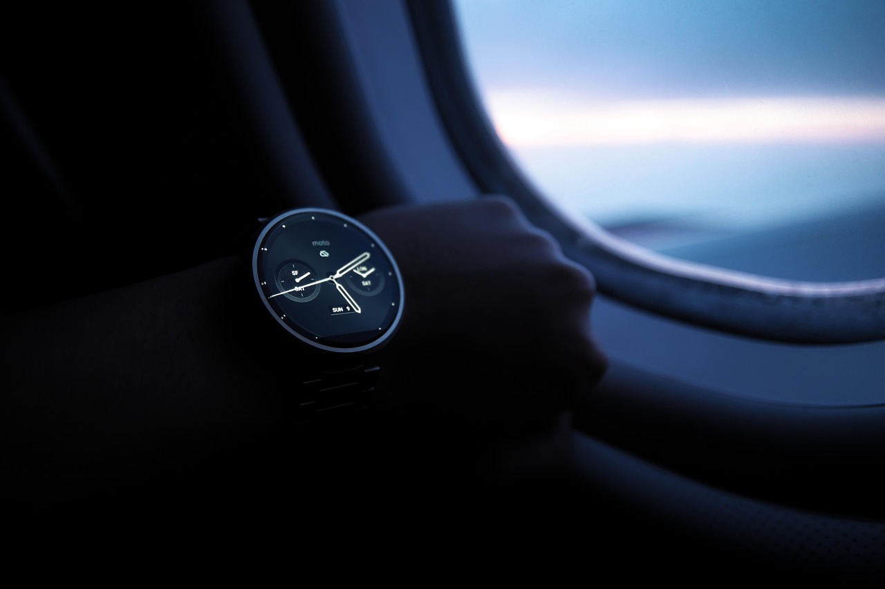 Twee goedkope smartwatches op een pols naast elkaar vergeleken