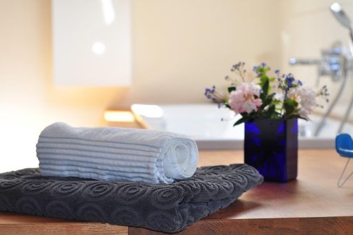 Rustgevend spa-interieur met houten wanden, zacht licht en minimalistisch design
