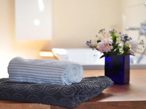 Rustgevend spa-interieur met houten wanden, zacht licht en minimalistisch design