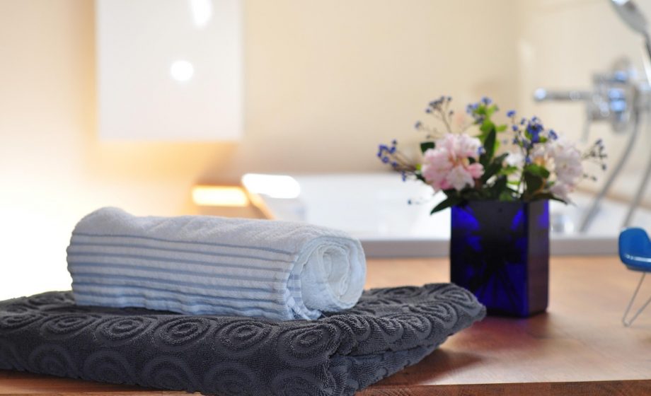 Rustgevend spa-interieur met houten wanden, zacht licht en minimalistisch design